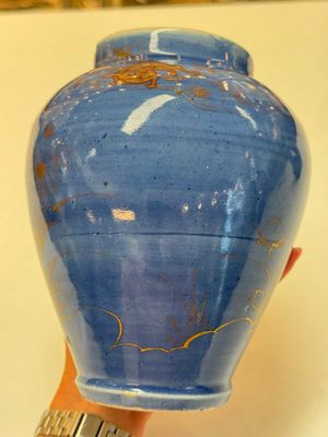 A rare pair of Japanese gilt-decorated blue-ground vases, Edo, late 17th C. — photo 23