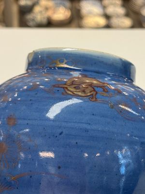 A rare pair of Japanese gilt-decorated blue-ground vases, Edo, late 17th C. — photo 25