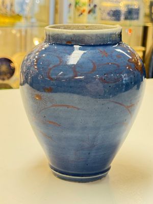 A rare pair of Japanese gilt-decorated blue-ground vases, Edo, late 17th C. — photo 3