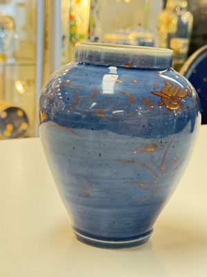 A rare pair of Japanese gilt-decorated blue-ground vases, Edo, late 17th C. — photo 5