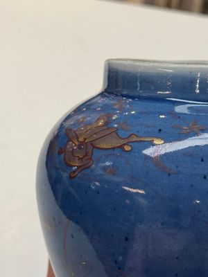 A rare pair of Japanese gilt-decorated blue-ground vases, Edo, late 17th C. — photo 8