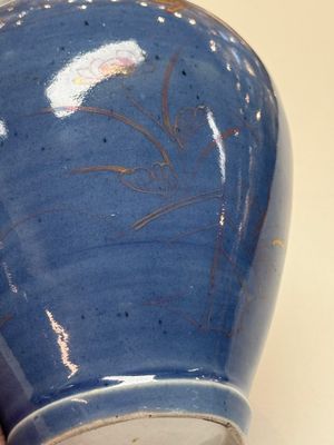 A rare pair of Japanese gilt-decorated blue-ground vases, Edo, late 17th C. — photo 9