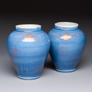 A rare pair of Japanese gilt-decorated blue-ground vases, Edo, late 17th C. — photo 1