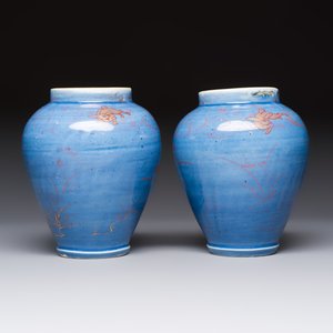 A rare pair of Japanese gilt-decorated blue-ground vases, Edo, late 17th C. — photo 4