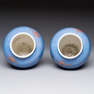 A rare pair of Japanese gilt-decorated blue-ground vases, Edo, late 17th C. — photo 6