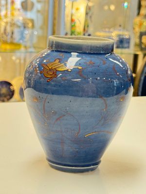 A rare pair of Japanese gilt-decorated powder-blue-ground vases — foto 4