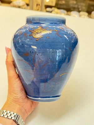 A rare pair of Japanese gilt-decorated powder-blue-ground vases — foto 6