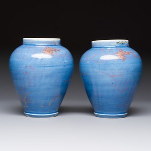 A rare pair of Japanese gilt-decorated powder-blue-ground vases — foto 4