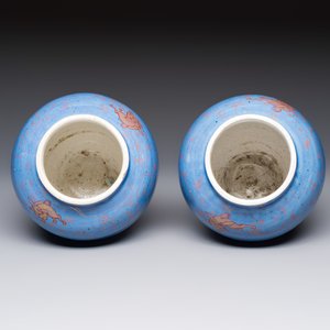 A rare pair of Japanese gilt-decorated powder-blue-ground vases — foto 6