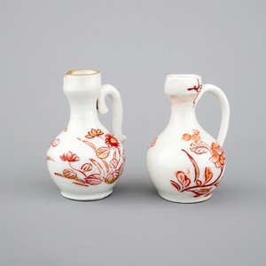 Une paire de verseuses miniatures en porcelaine de Japon, 18ème — photo 1