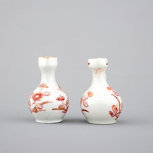 Une paire de verseuses miniatures en porcelaine de Japon, 18ème — photo 2