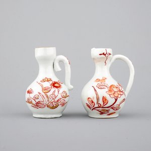 Une paire de verseuses miniatures en porcelaine de Japon, 18ème — photo 3