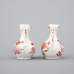 Une paire de verseuses miniatures en porcelaine de Japon, 18ème — photo 4