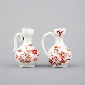 Une paire de verseuses miniatures en porcelaine de Japon, 18ème — photo 5
