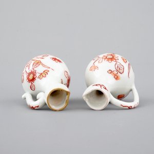 Une paire de verseuses miniatures en porcelaine de Japon, 18ème — photo 6