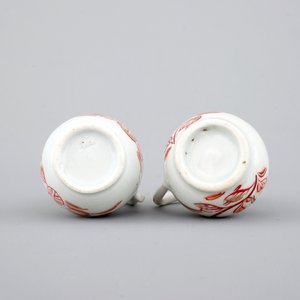 Une paire de verseuses miniatures en porcelaine de Japon, 18ème — photo 7