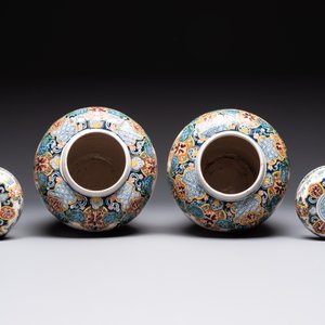 A rare pair of polychrome Dutch Delft chinoiserie jars and covers, 18th C. — photo 5