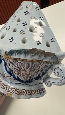 A rare polychrome Brussels faience wall vase, 18th C. — photo 7