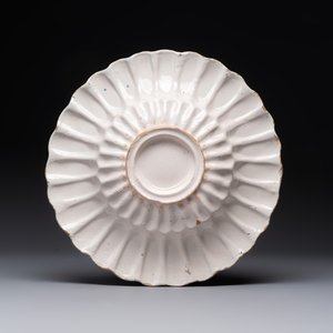 A rare polychrome Dutch Delft 'Chinese horserider' dish, 17th C. — photo 2