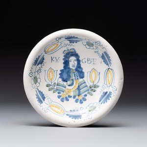 A rare polychrome Dutch Delft 'King William' dish, inscribed 'KV GBT', 17th C. — 照片 1