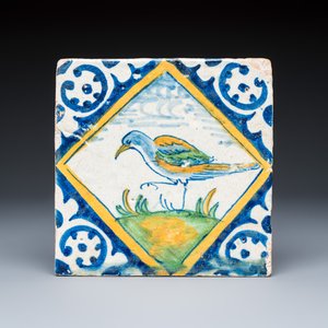 A rare polychrome Dutch Delft maiolica 'diamond' tile with a bird — foto 1