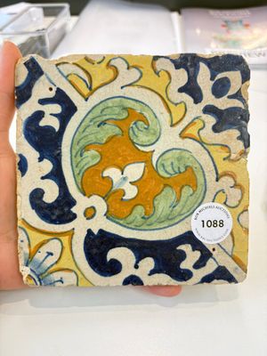 A rare polychrome Dutch Delft maiolica 'nier' or 'kidney' ornament tile, late 16th C. — photo 1