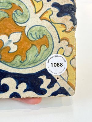 A rare polychrome Dutch Delft maiolica 'nier' or 'kidney' ornament tile, late 16th C. — photo 4