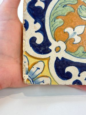 A rare polychrome Dutch Delft maiolica 'nier' or 'kidney' ornament tile, late 16th C. — photo 5