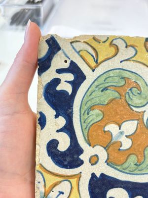 A rare polychrome Dutch Delft maiolica 'nier' or 'kidney' ornament tile, late 16th C. — photo 6