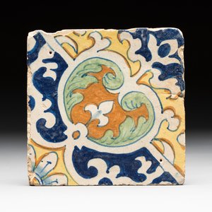 A rare polychrome Dutch Delft maiolica 'nier' or 'kidney' ornament tile, late 16th C. — photo 1