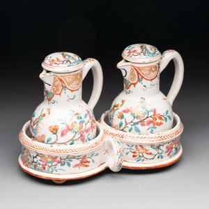 A rare polychrome Dutch Delft petit feu cruet set of two jugs and covers on a stand, 18th C. — photo 1