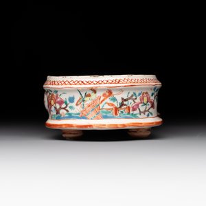 A rare polychrome Dutch Delft petit feu cruet set of two jugs and covers on a stand, 18th C. — photo 11