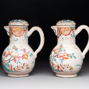 A rare polychrome Dutch Delft petit feu cruet set of two jugs and covers on a stand, 18th C. — photo 2