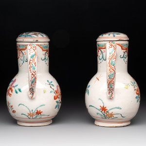 A rare polychrome Dutch Delft petit feu cruet set of two jugs and covers on a stand, 18th C. — photo 3