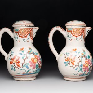 A rare polychrome Dutch Delft petit feu cruet set of two jugs and covers on a stand, 18th C. — photo 4