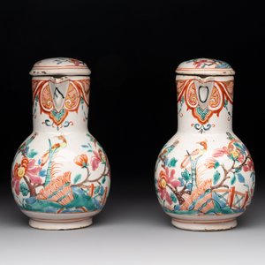 A rare polychrome Dutch Delft petit feu cruet set of two jugs and covers on a stand, 18th C. — photo 5