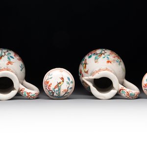 A rare polychrome Dutch Delft petit feu cruet set of two jugs and covers on a stand, 18th C. — photo 6