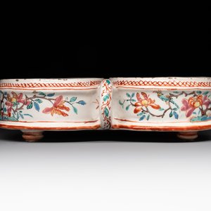 A rare polychrome Dutch Delft petit feu cruet set of two jugs and covers on a stand, 18th C. — photo 8