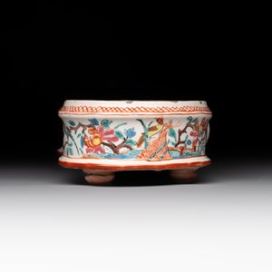 A rare polychrome Dutch Delft petit feu cruet set of two jugs and covers on a stand, 18th C. — photo 9