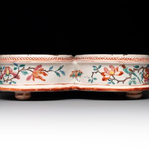 A rare polychrome Dutch Delft petit feu cruet set of two jugs and covers on a stand, 18th C. — photo 10