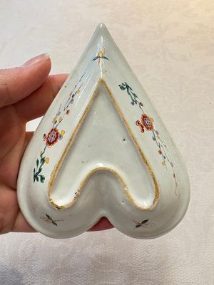 A rare polychrome Dutch Delft petit feu six-piece sweetmeat set, 18th C. — photo 8