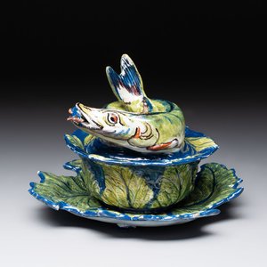 A rare polychrome Dutch Delft pike tureen and cover on stand, 18th C. — photo 1