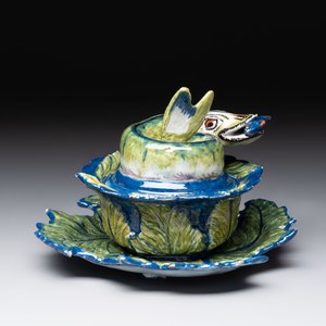 A rare polychrome Dutch Delft pike tureen and cover on stand, 18th C. — 照片 3