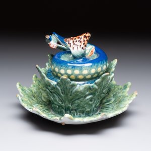 A rare polychrome Dutch Delft pike tureen and cover on stand, 18th C. — photo 4