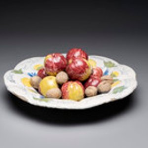 A rare polychrome Dutch Delft trompe-l'oeil dish with apples and walnuts, 17th C. — 照片 1