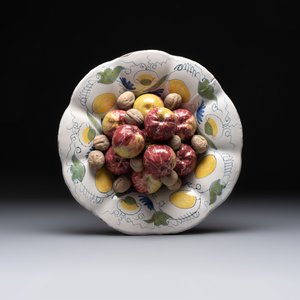 A rare polychrome Dutch Delft trompe-l'oeil dish with apples and walnuts, 17th C. — 照片 2