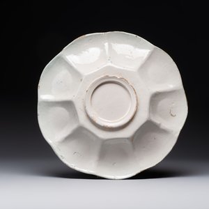 A rare polychrome Dutch Delft 'wildman' dish, 17th C. — photo 2