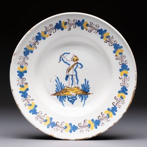 A rare polychrome Dutch Delftware 'Compendario' dish with an arching putto, probably Verstraeten workshop, Haarlem, 17th C. — photo 1