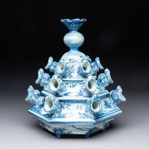 A rare pyramid-shaped Italian tulip vase, Cantagalli, 19th C. — foto 1