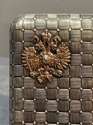 A rare Russian Fabergé bejewelled gold and silver cigarette presentation case, marked Mikhail Perkhin (1860-1903) — photo 3